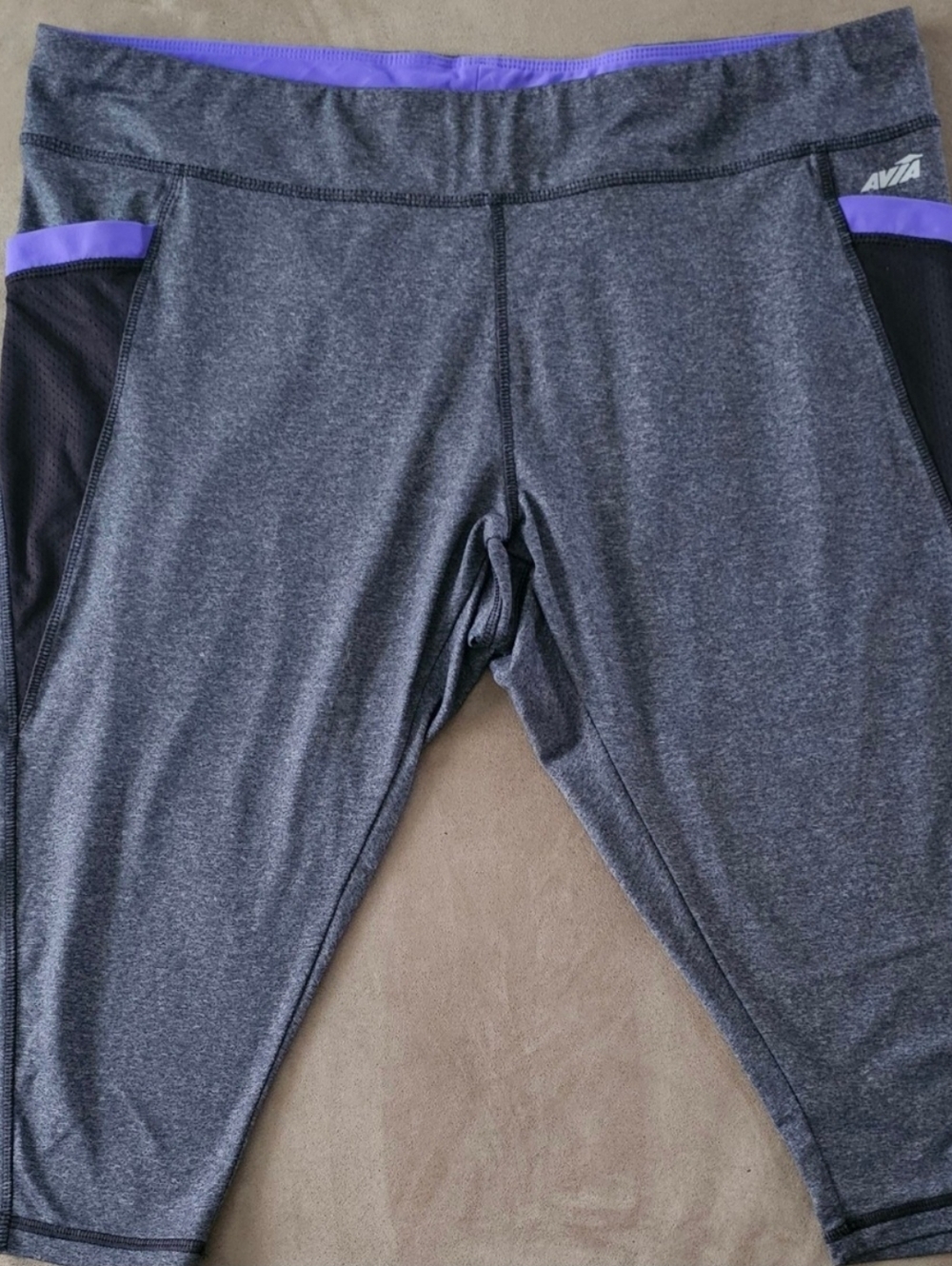 Avia women’s grey, purple, and black capris leggings Size XXL great condition